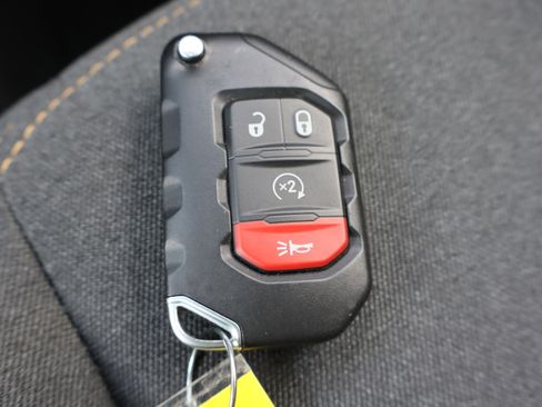 Used 2025 Jeep Wrangler Unlimited Sahara w/ Safety Group AWD/4WD image 31