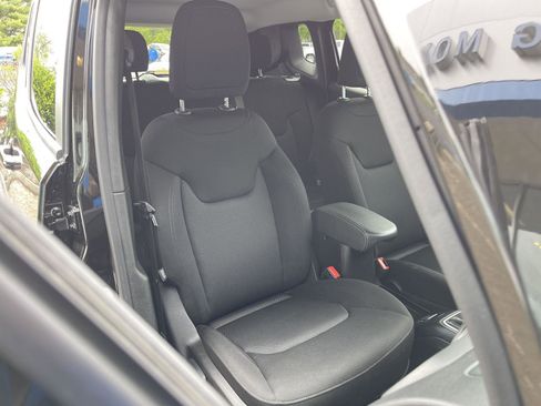Used 2023 Jeep Renegade Latitude AWD/4WD image 30