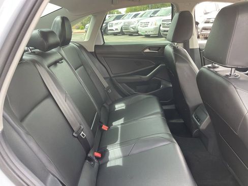 Used 2019 Volkswagen Jetta SE w/ Cold Weather Package FWD image 14