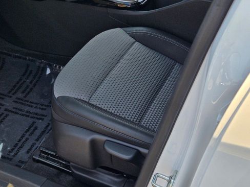 Certified 2025 Chevrolet Trax LT FWD image 21