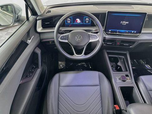 Used 2025 Volkswagen Tiguan SE w/ Panoramic Sunroof Package AWD/4WD image 21