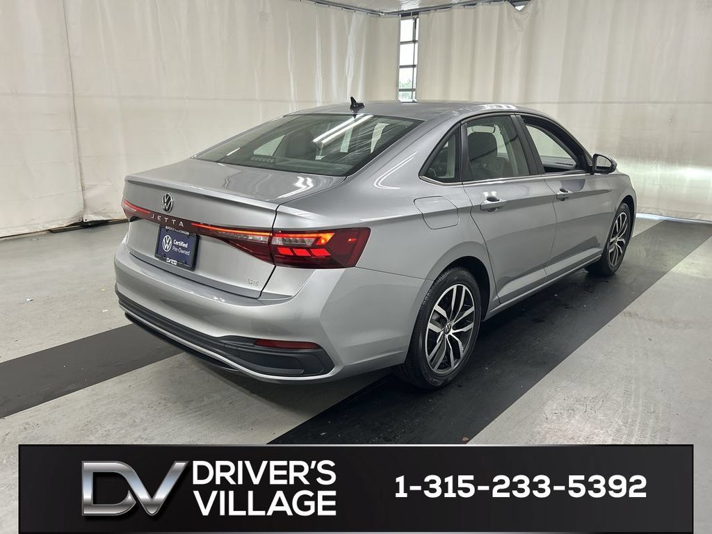 Used 2025 Volkswagen Jetta SE FWD image 2