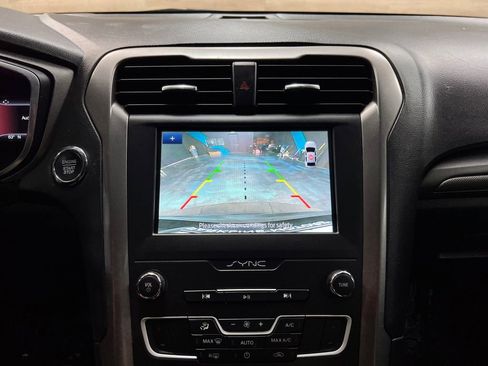 Used 2020 Ford Fusion SE FWD image 13