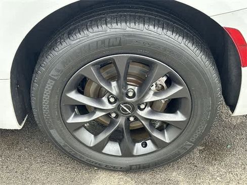 Used 2021 Chrysler Pacifica Limited w/ S Appearance Package image 5