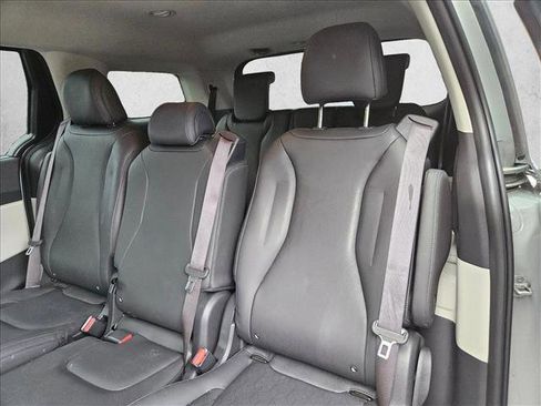 Used 2024 Kia Carnival EX image 20