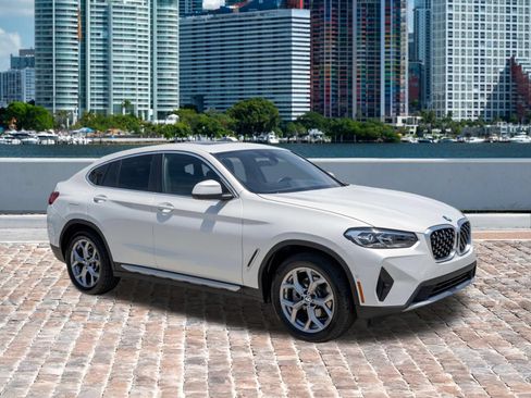 Used 2025 BMW X4 xDrive30i AWD/4WD image 3