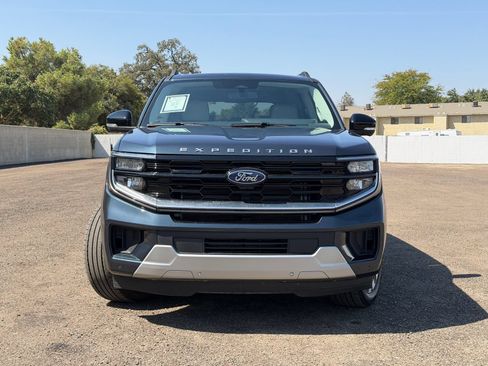 Used 2025 Ford Expedition Platinum w/ Driver's Package AWD/4WD image 11