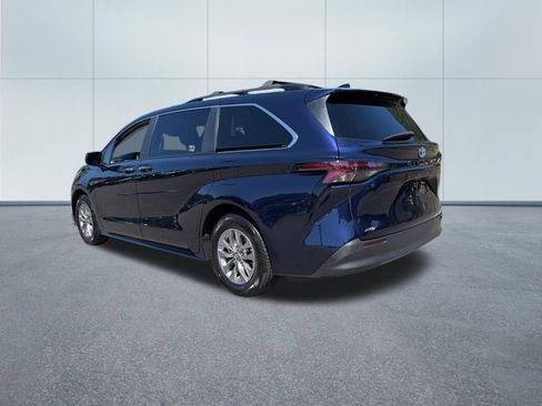 Used 2023 Toyota Sienna XLE AWD/4WD image 7