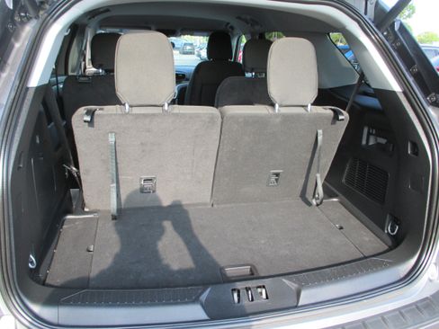 Used 2024 Ford Explorer XLT AWD/4WD image 10