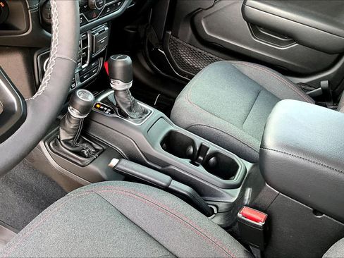 Used 2025 Jeep Gladiator Rubicon w/ Convenience Group AWD/4WD image 12