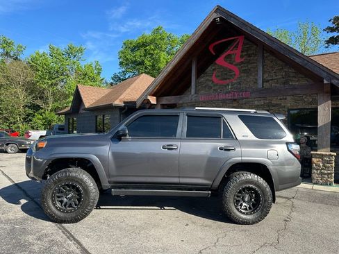 Used 2021 Toyota 4Runner SR5 AWD/4WD image 2