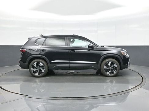 New 2026 Volkswagen Taos SE image 8