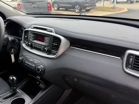 Used 2017 Kia Sorento L image 11