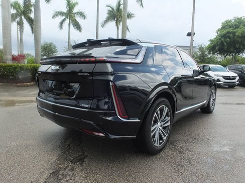 Used 2025 Cadillac Lyriq Luxury AWD/4WD image 8