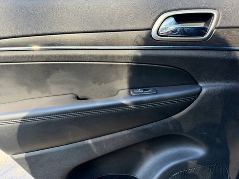 Used 2018 Jeep Grand Cherokee Limited image 11