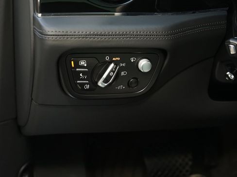 Used 2023 Bentley Bentayga Plug-In Hybrid image 31