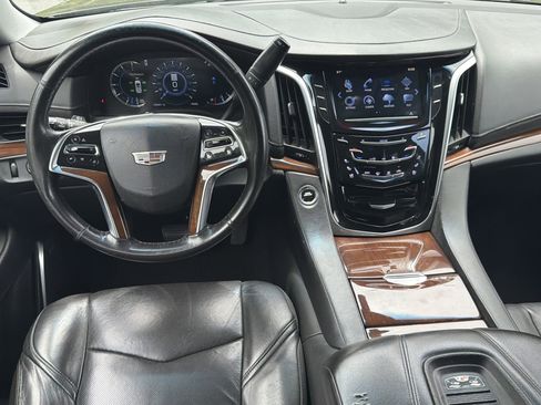 Used 2020 Cadillac Escalade ESV 4WD image 28