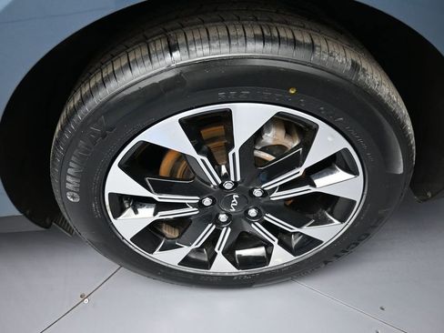 Used 2024 Kia Carnival EX FWD image 15