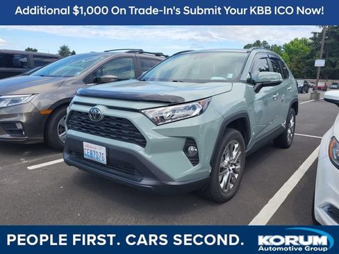 Used 2020 Toyota RAV4 XLE Premium FWD image 1
