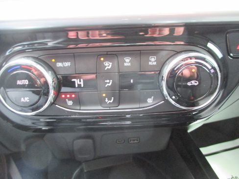 Used 2024 Chevrolet Trax LT w/ Sunroof Package image 15
