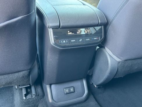 Used 2020 Toyota Highlander L FWD image 32