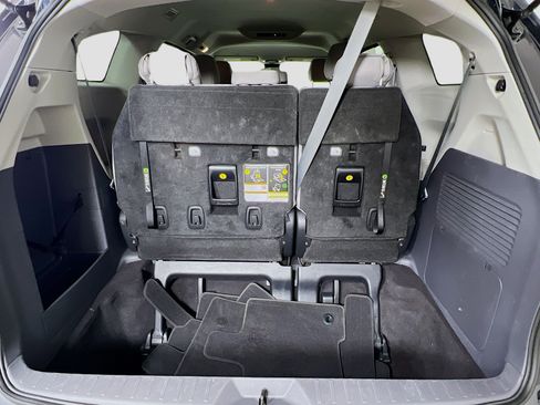 Used 2021 Toyota Sienna LE image 27