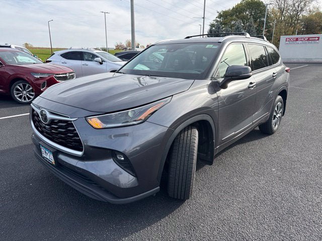 Used 2021 Toyota Highlander XLE AWD/4WD image 2