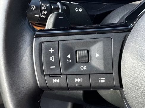 Used 2024 Nissan Pathfinder Platinum FWD image 17
