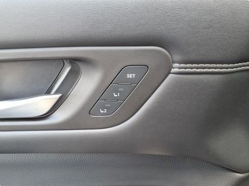 Used 2024 Nissan Pathfinder Platinum FWD image 16