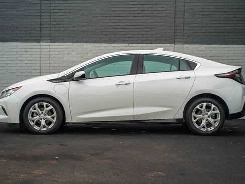 Used 2018 Chevrolet Volt Premier w/ Driver Confidence Package FWD image 8