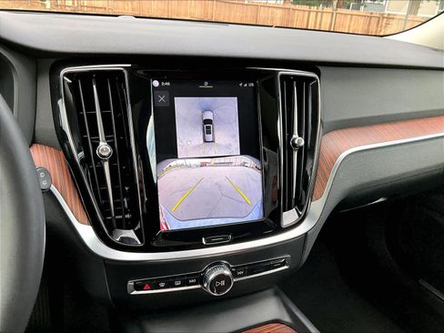 Used 2025 Volvo V60 B5 Cross Country Plus image 23