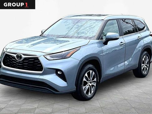 Used 2023 Toyota Highlander XLE FWD image 1