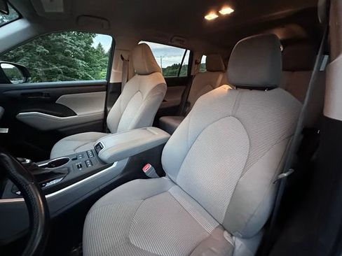 Used 2020 Toyota Highlander LE AWD/4WD image 12