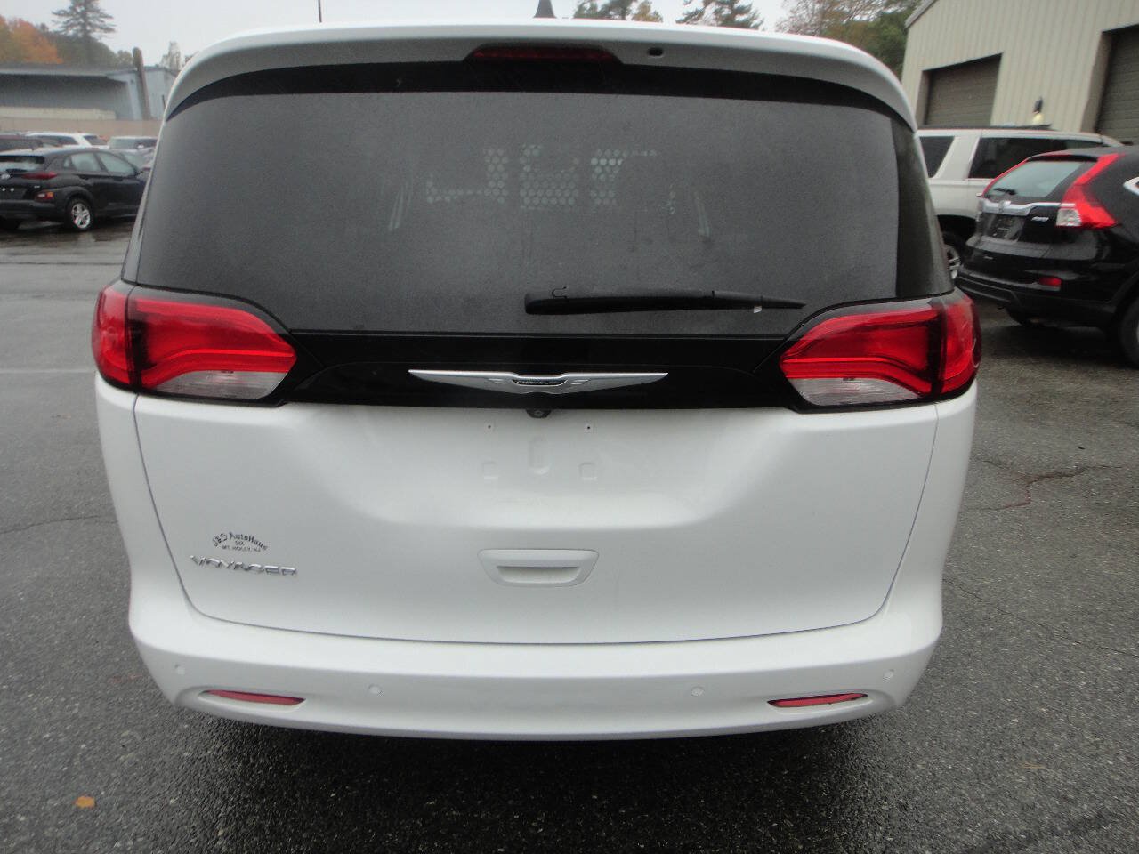 Used 2022 Chrysler Voyager LX FWD image 5
