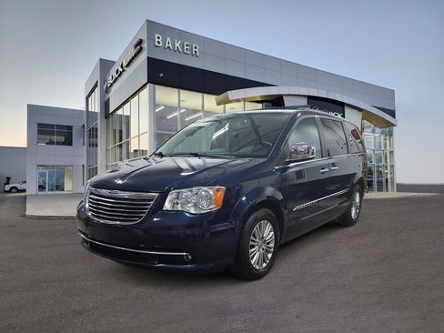Used 2015 Chrysler Town & Country Touring-L w/ Driver Convenience Group image 1