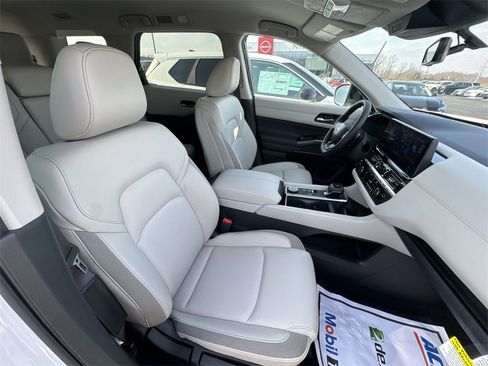 New 2026 Nissan Pathfinder SL image 17
