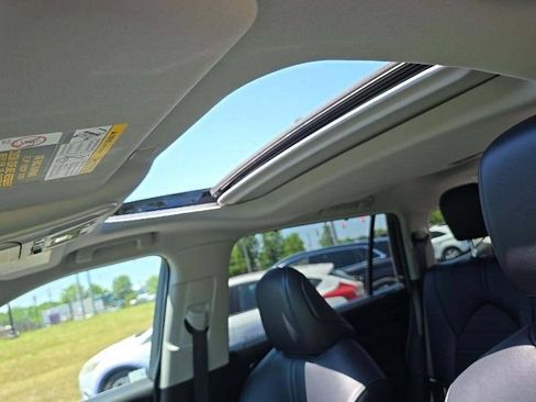 Used 2023 Toyota Highlander XLE AWD/4WD image 7