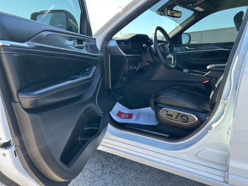 Used 2025 Jeep Grand Cherokee L Overland w/ Luxury Tech Group IV image 10