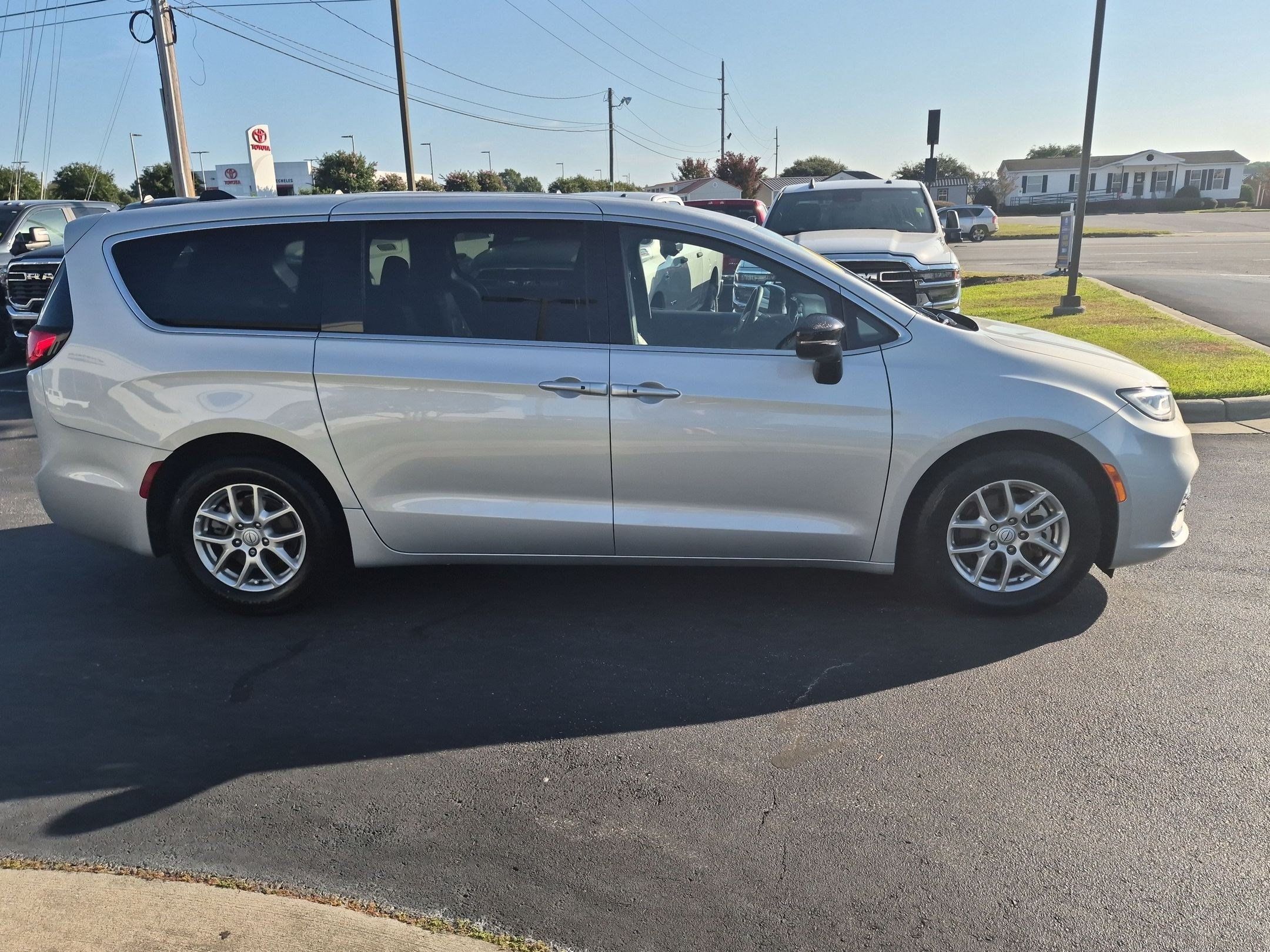 Used 2026 Chrysler Pacifica Select FWD image 2