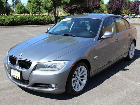 Used 2011 BMW 328i xDrive Sedan AWD/4WD image 2