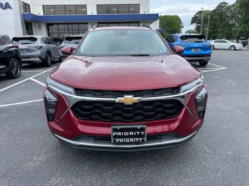 Used 2025 Chevrolet Trax LT FWD image 8