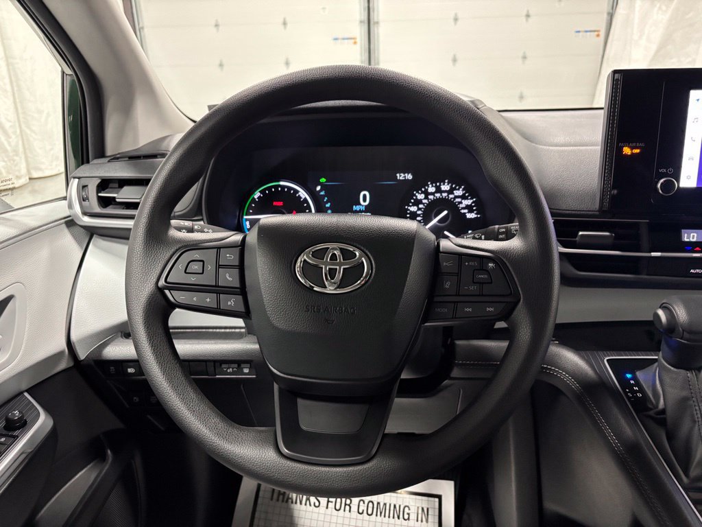 Used 2026 Toyota Sienna LE FWD image 18