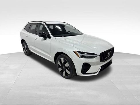 Used 2025 Volvo XC60 T8 Plus w/ Climate Package image 10