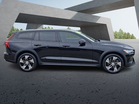 Used 2020 Volvo V60 T5 Cross Country AWD/4WD image 7