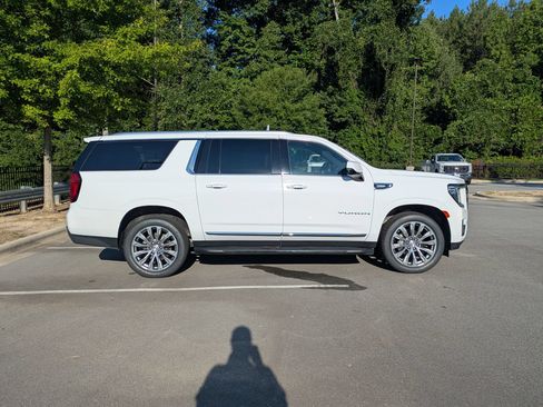 Used 2022 GMC Yukon XL SLT w/ SLT Luxury Package AWD/4WD image 3