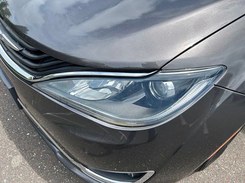 Used 2017 Chrysler Pacifica Platinum FWD image 31