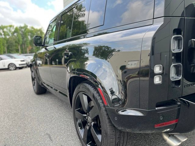 Used 2025 Land Rover Defender 110 V8 AWD/4WD image 9