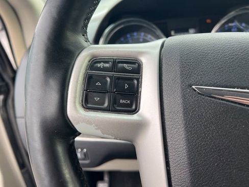 Used 2016 Chrysler Town & Country Touring w/ Driver Convenience Group image 14