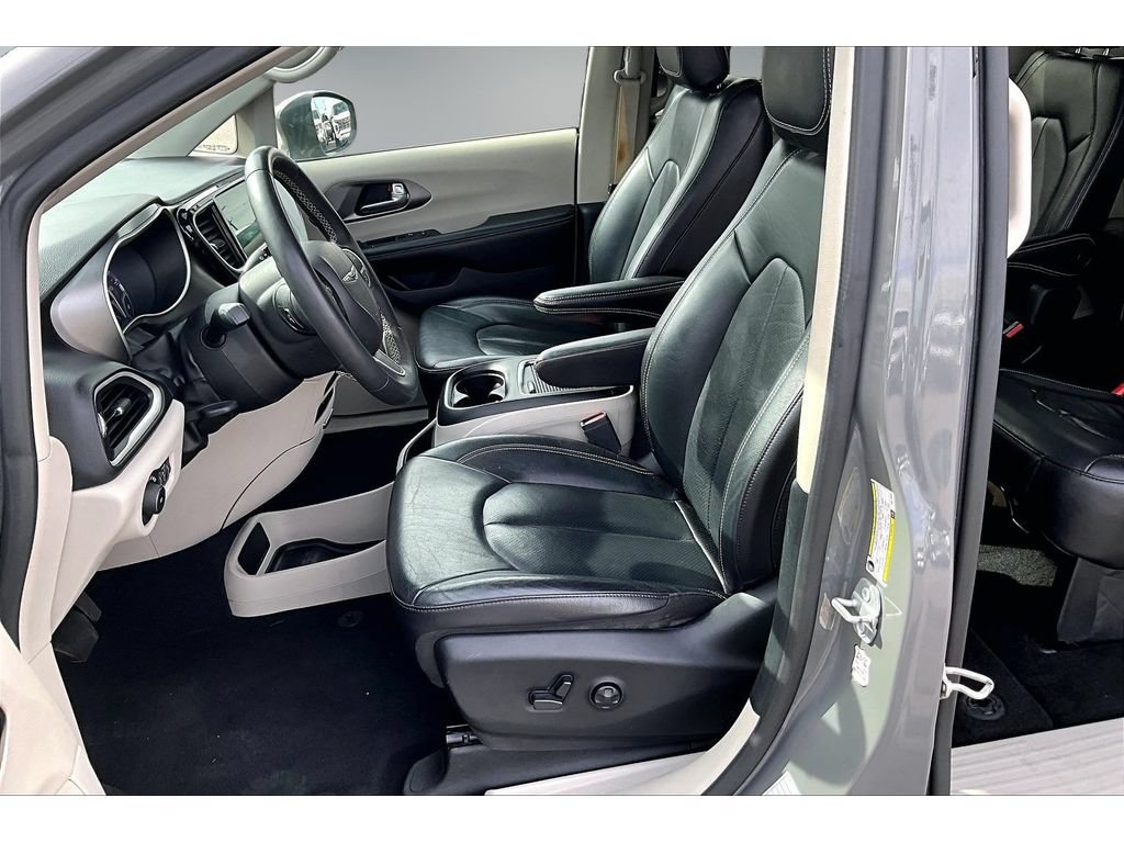Used 2022 Chrysler Pacifica Touring-L FWD image 21