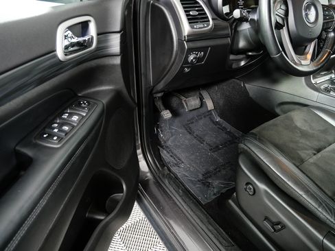 Used 2020 Jeep Grand Cherokee Laredo w/ Laredo X Package RWD image 7